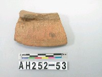 藏品(紅色夾砂帶紋陶口緣)的圖片